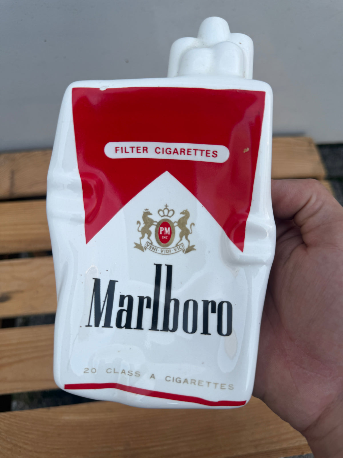 Marlboro pakje reclameasbak met oneffenheden