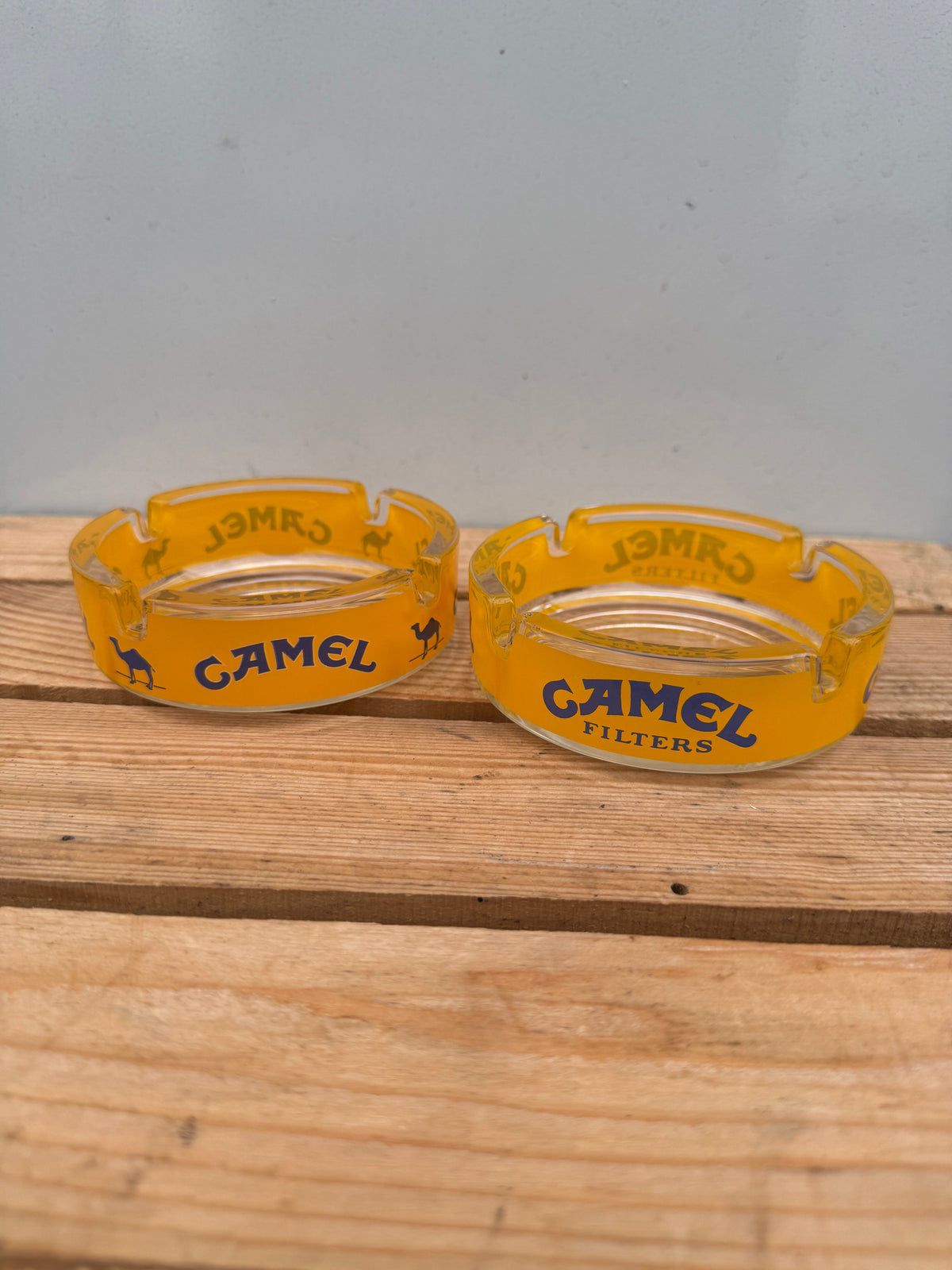 Camel transparante reclameasbak met gele rand