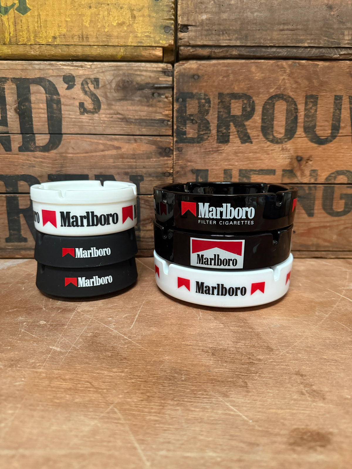 Vintage Marlboro reclameasbakken opaalglas en aardewerk