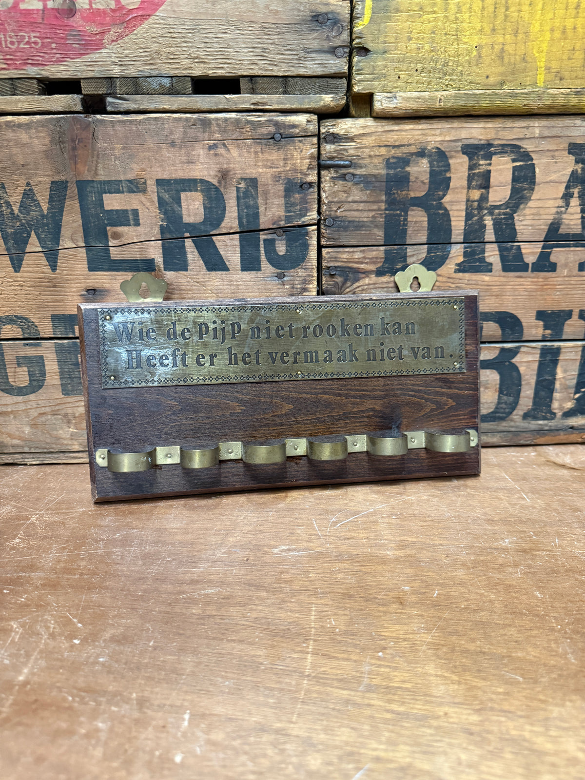 Vintage houten pijpenrek met oude spreuk