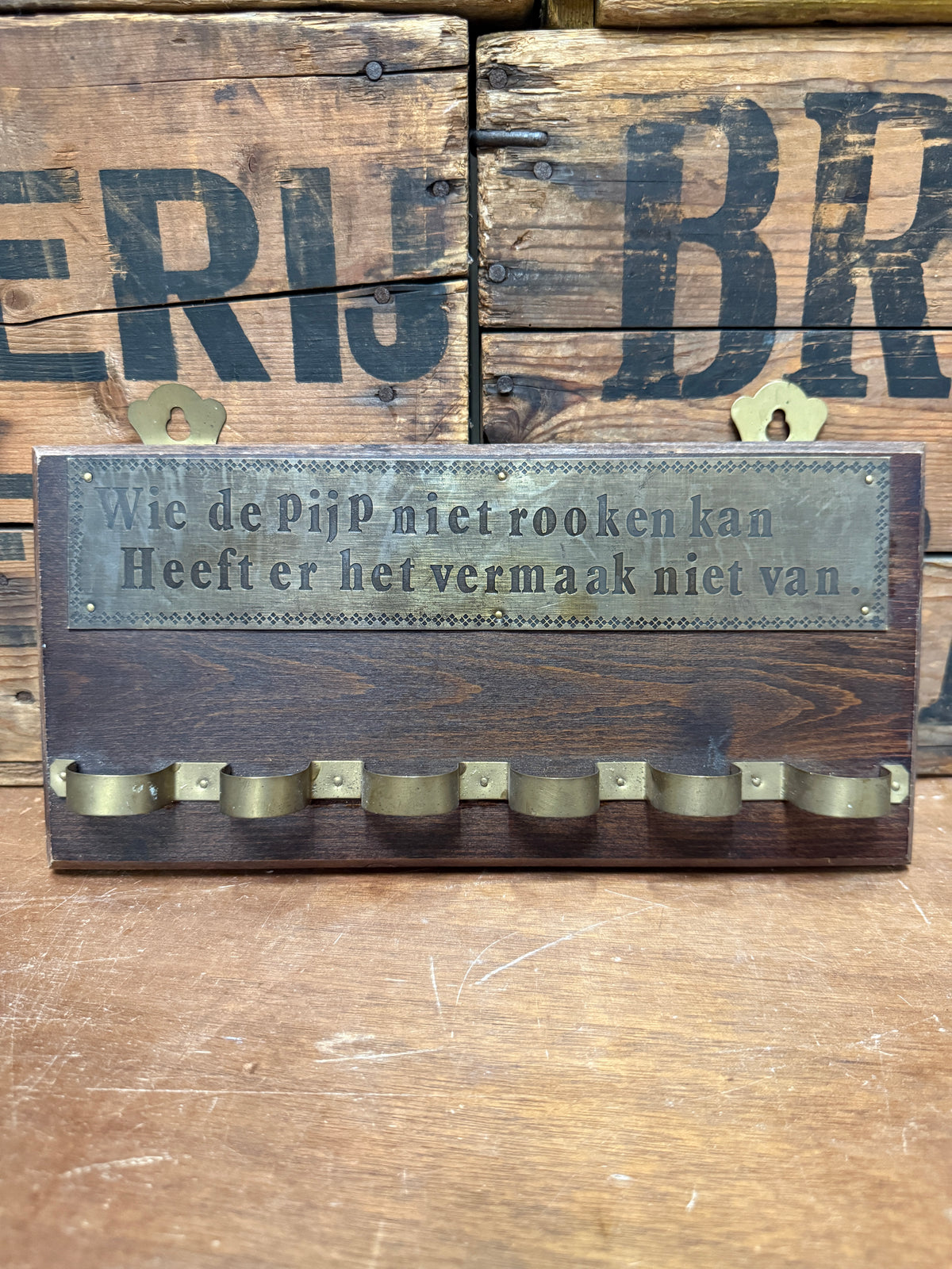 Vintage houten pijpenrek met oude spreuk