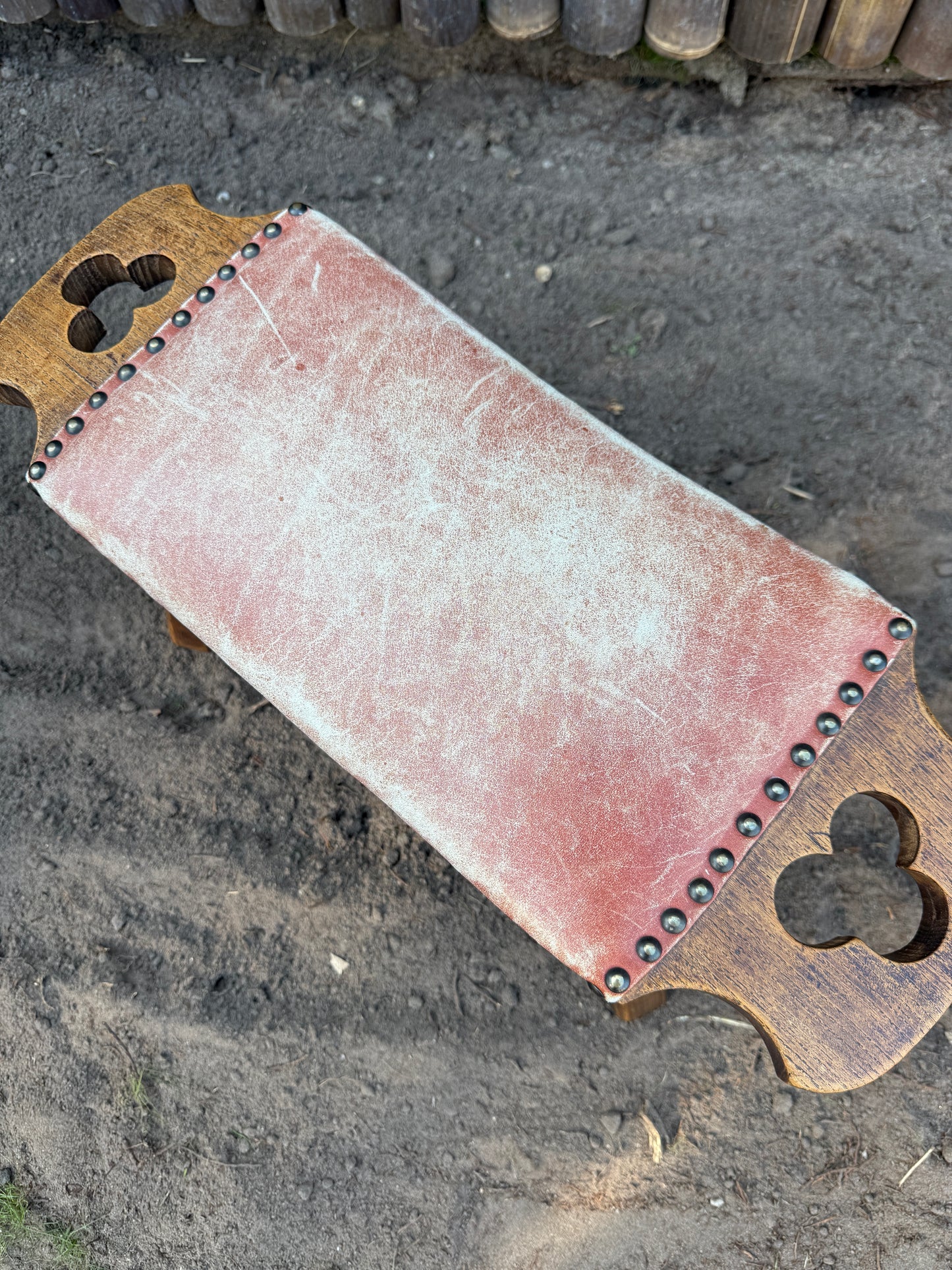 Vintage brutalist krukje hout en rood leer