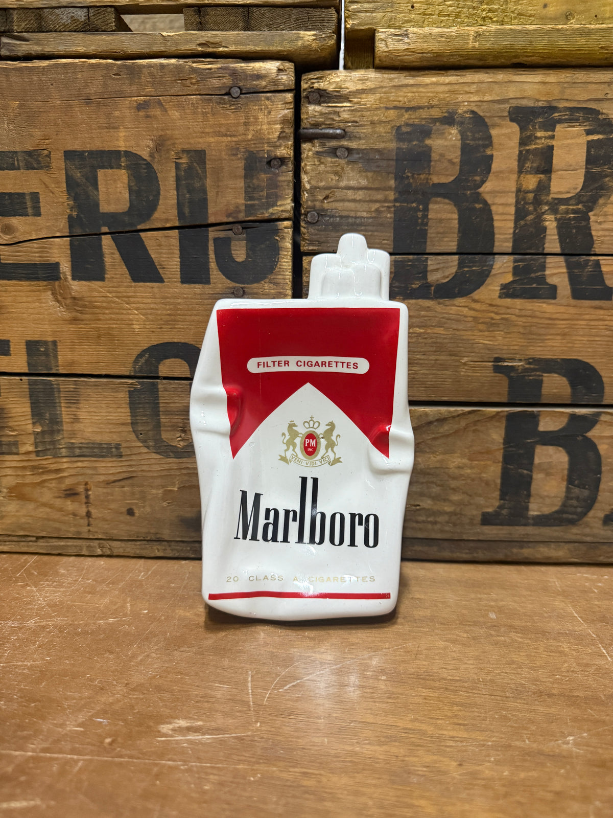 Marlboro verkreukeld pakje reclameasbak