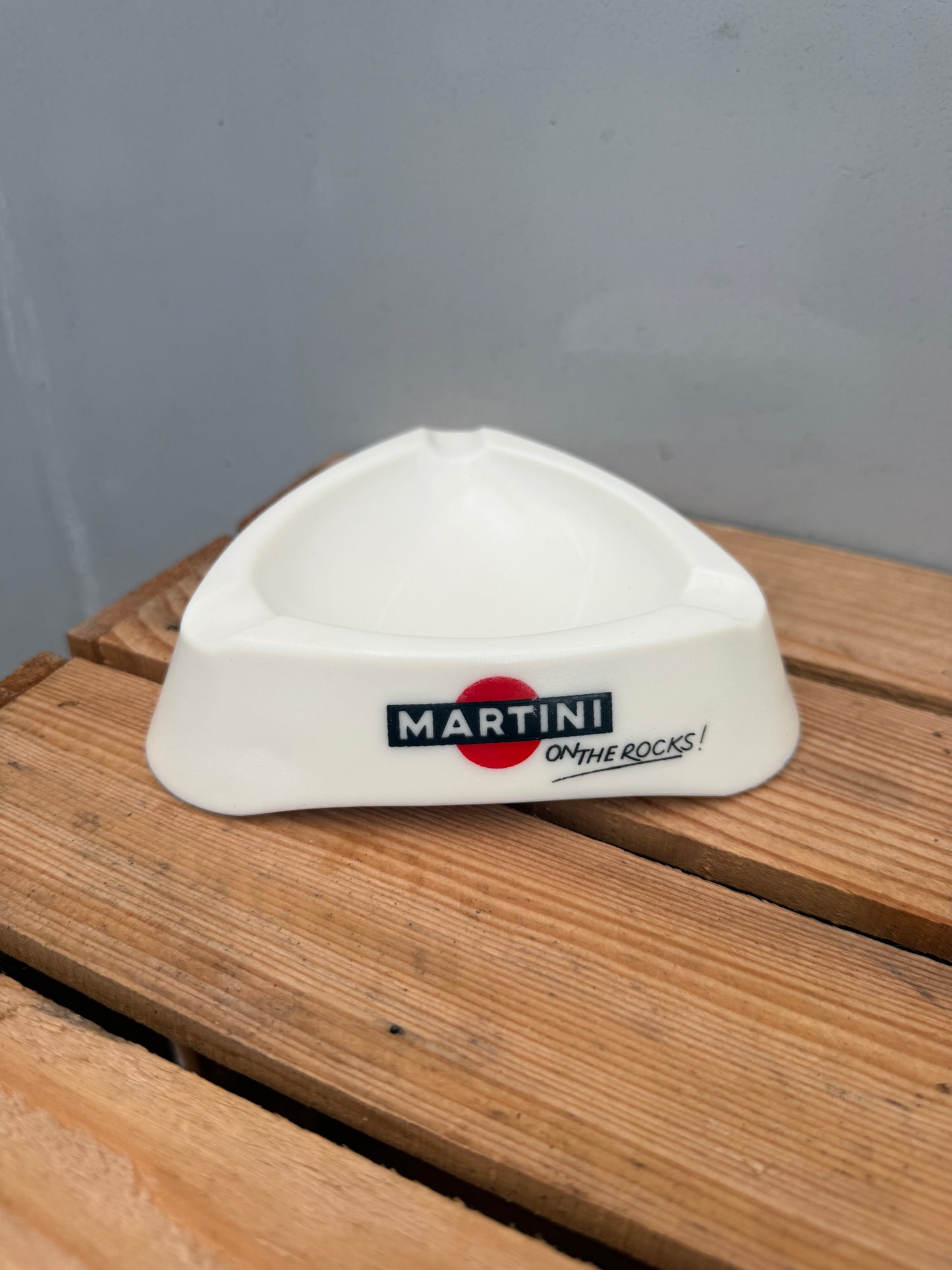 Martini opaalglas reclame asbak driehoek
