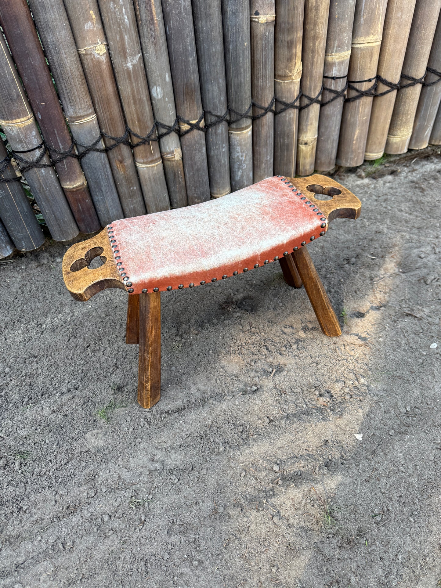 Vintage brutalist krukje hout en rood leer