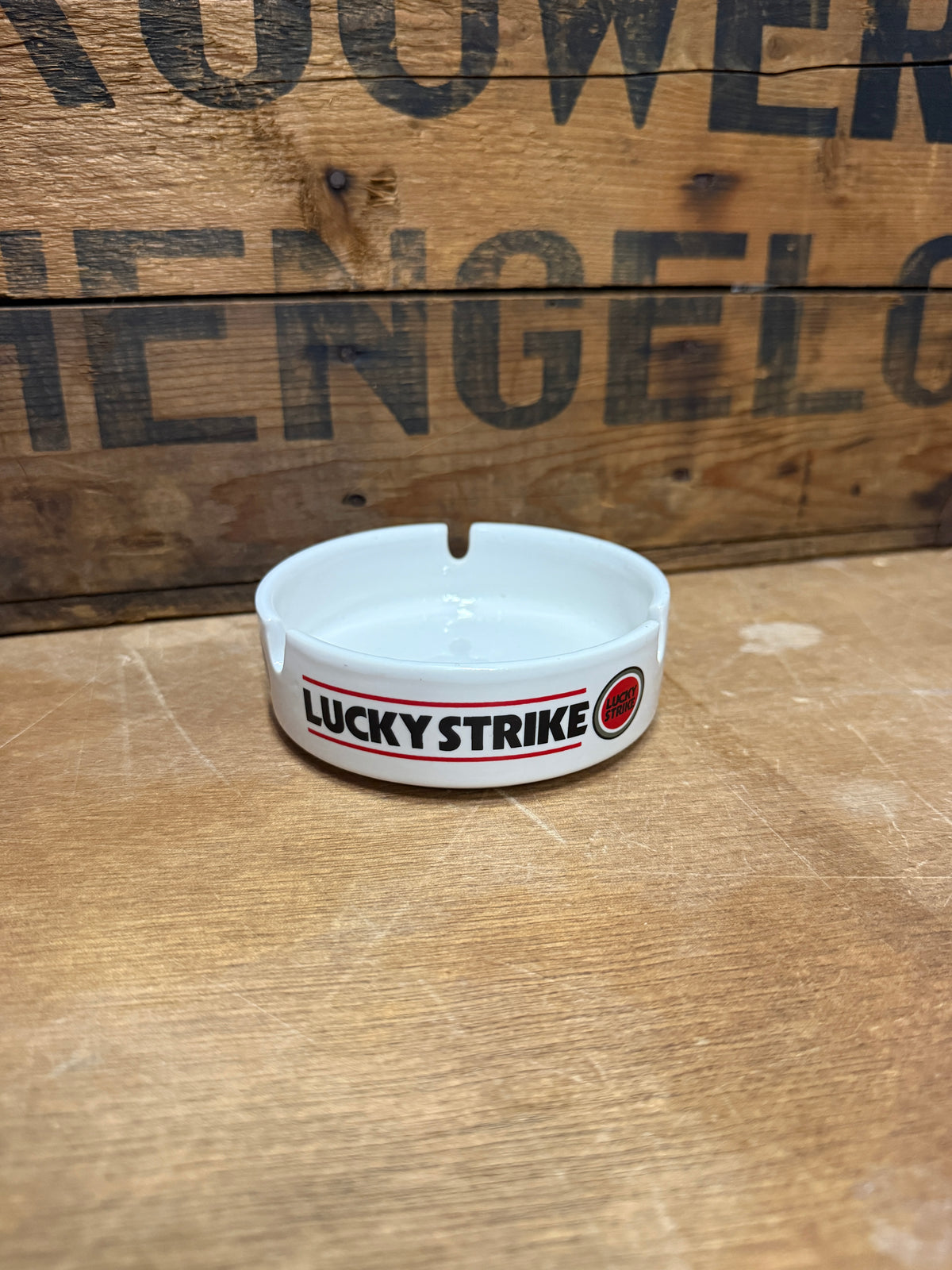 Vintage Lucky Strike reclameasbakken glas en aardewerk
