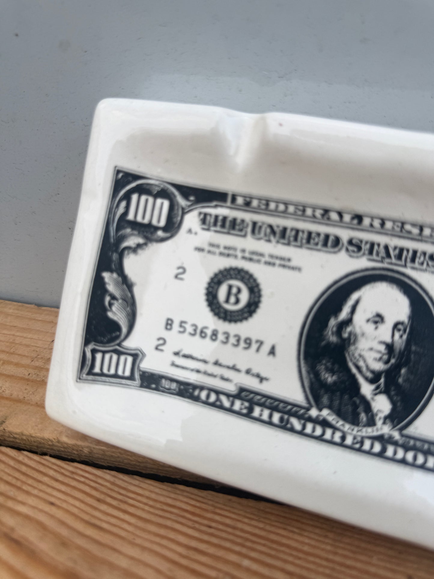 asbak met honderd dollar biljet