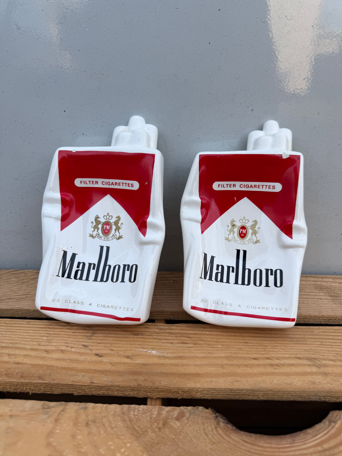 Marlboro pakje reclameasbak met oneffenheden