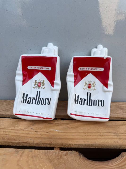 Marlboro pakje reclameasbak met oneffenheden