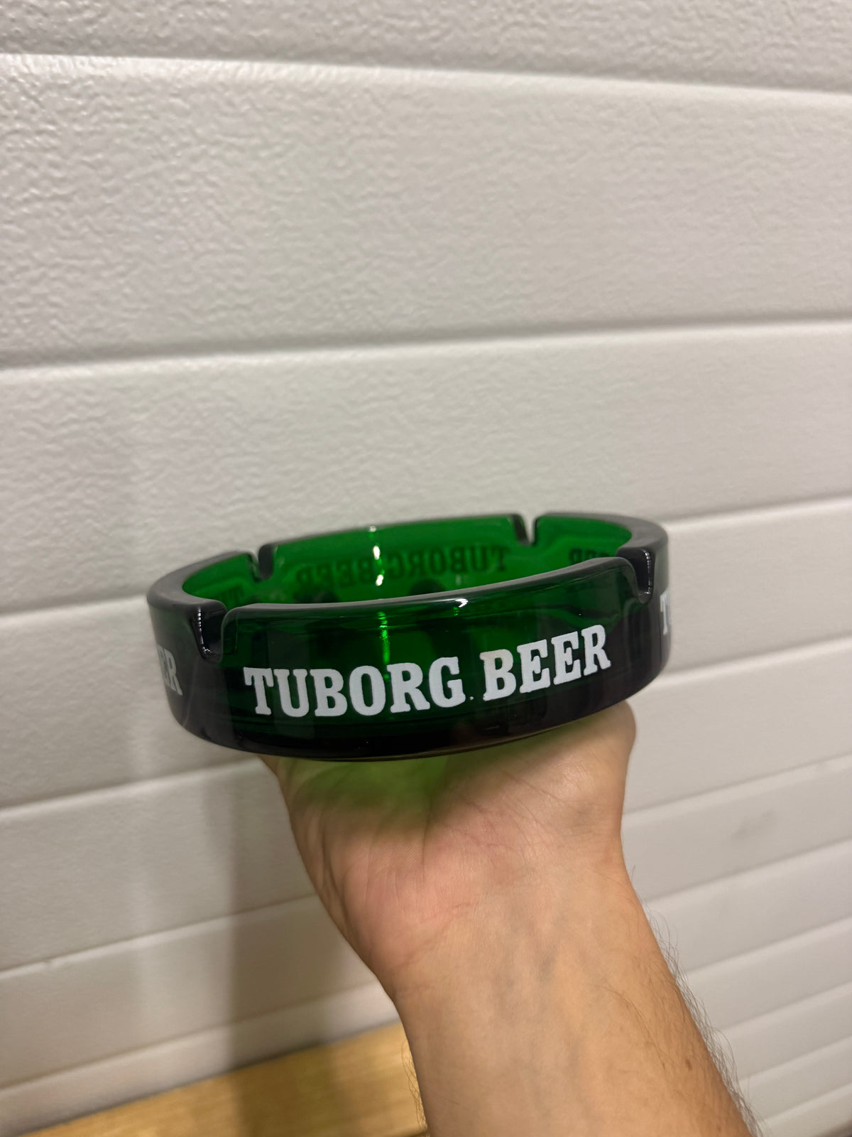 Tuborg reclameasbak van zwaar groen glas