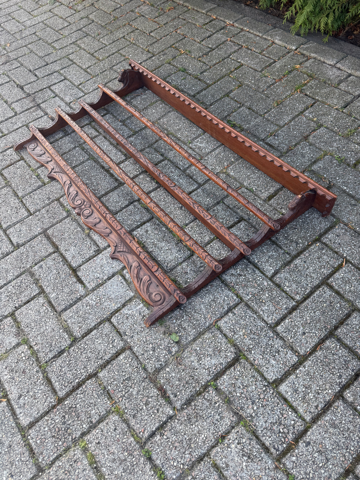 Antiek houten bordenrek