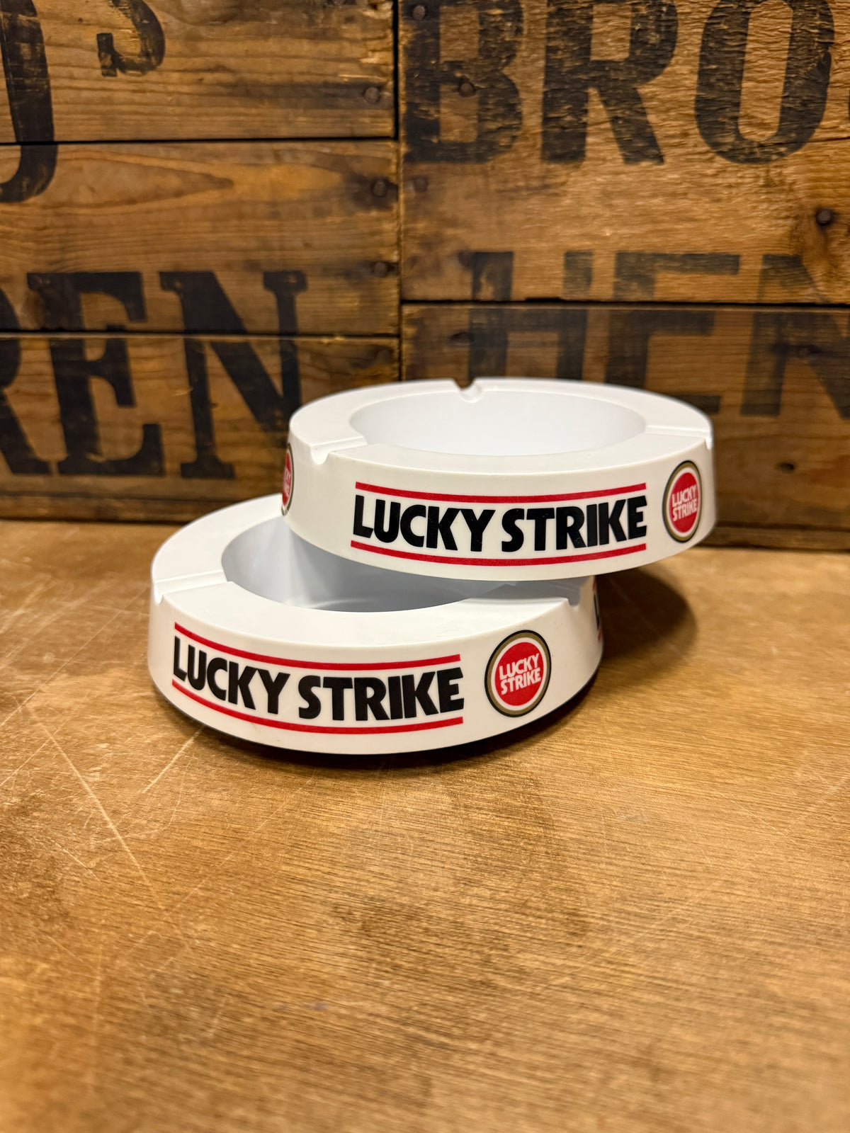 Vintage Lucky Strike kunststof reclameasbak