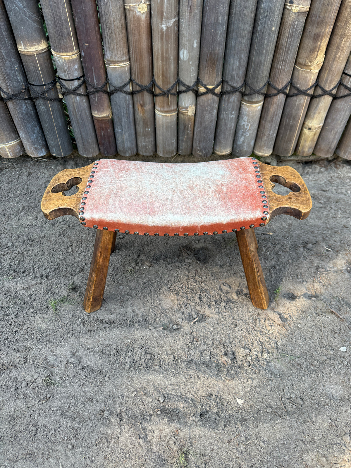 Vintage brutalist krukje hout en rood leer