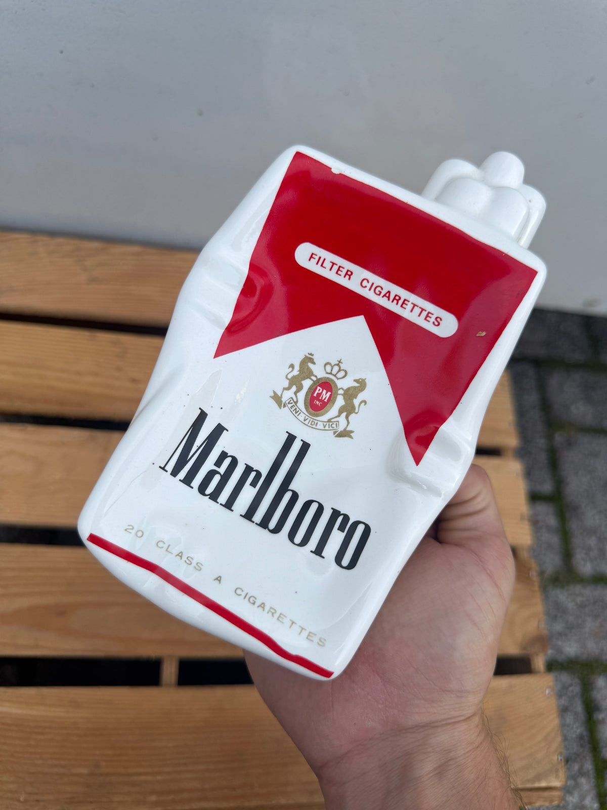 Marlboro pakje reclameasbak met oneffenheden