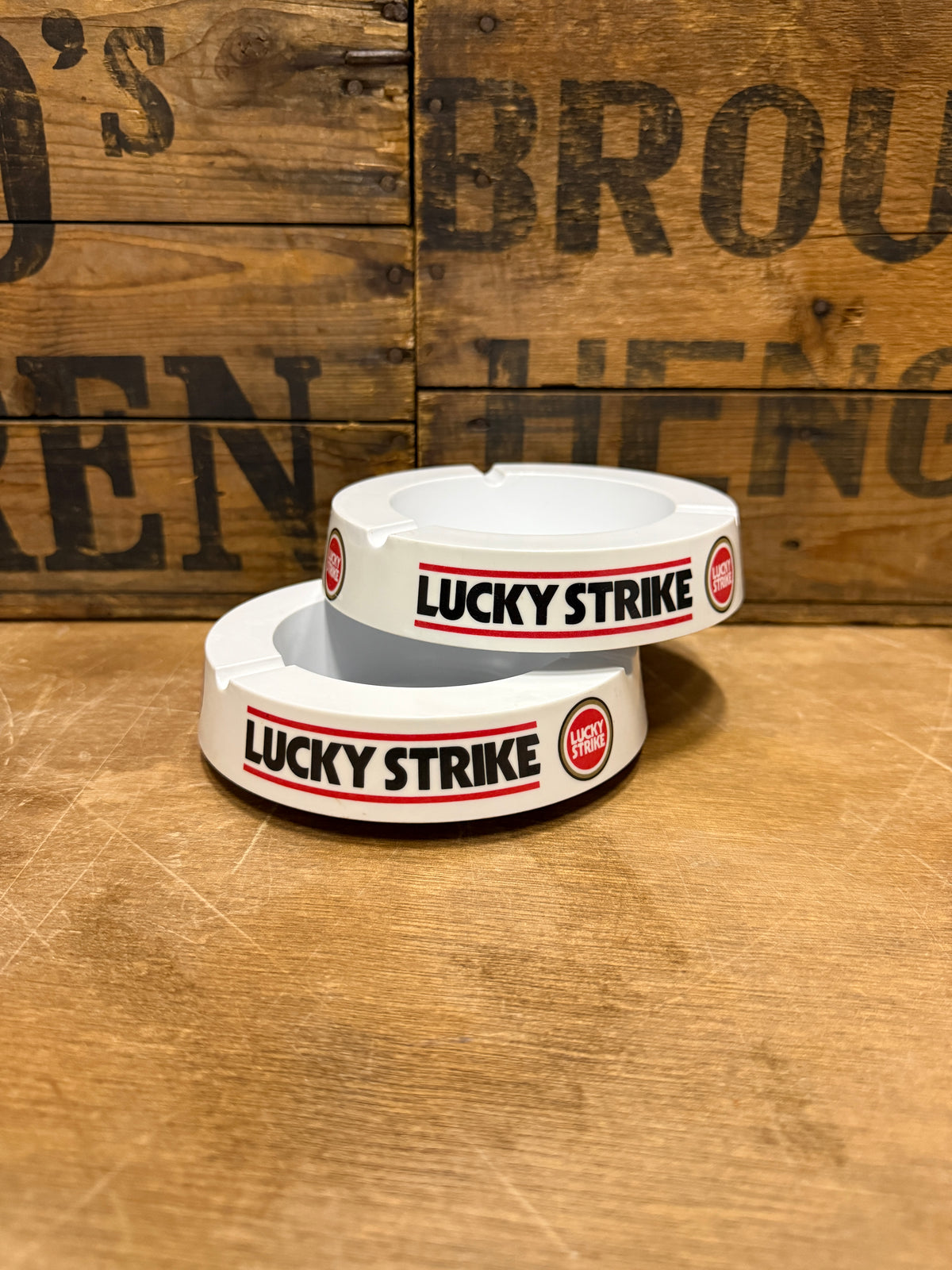 Vintage Lucky Strike kunststof reclameasbak