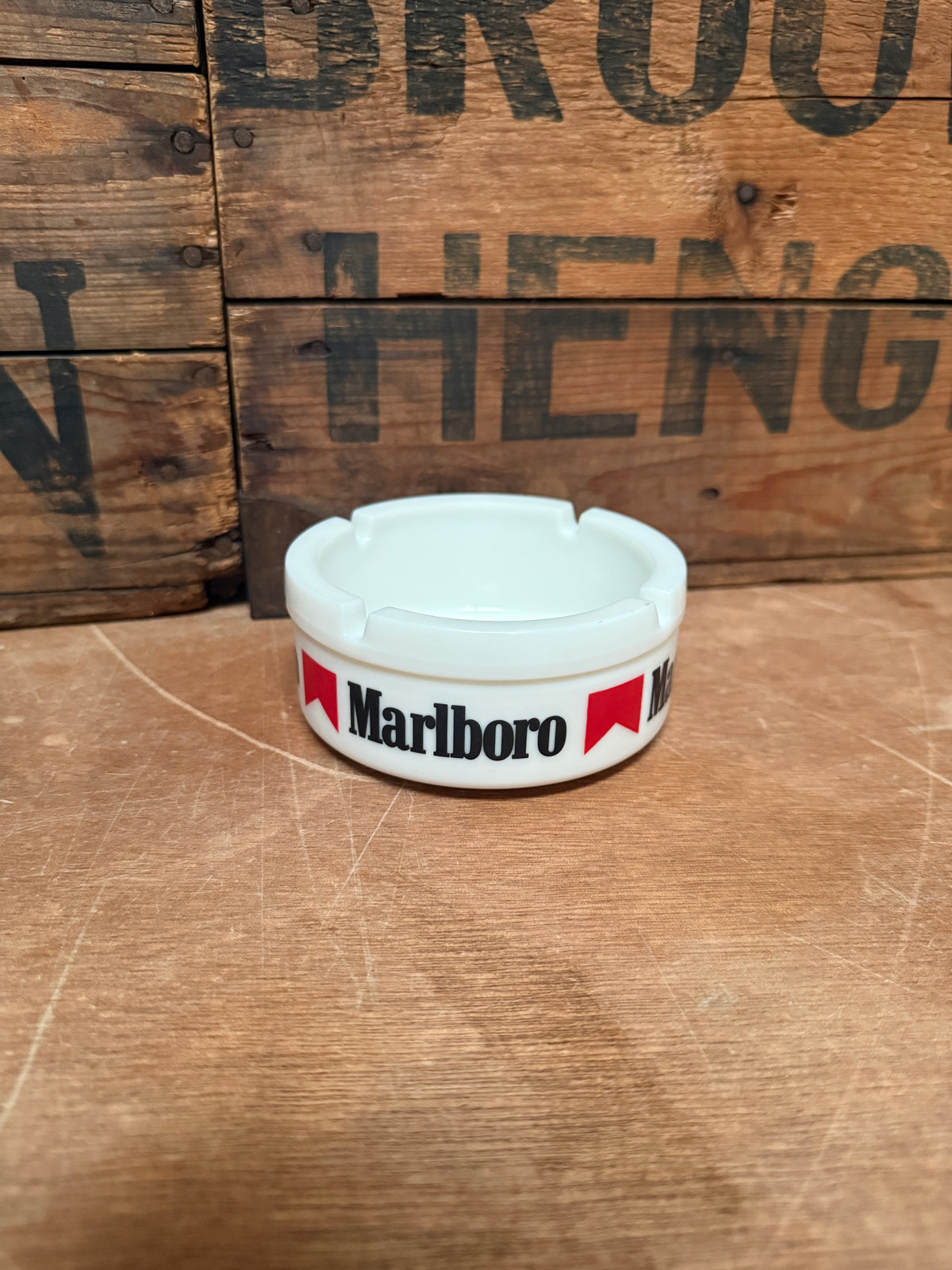Vintage Marlboro reclameasbakken opaalglas en aardewerk