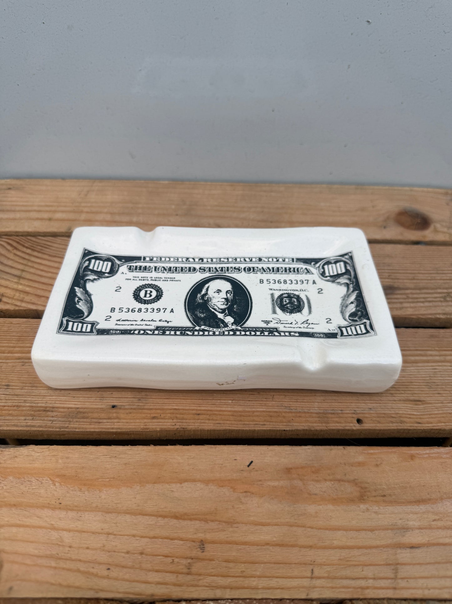 asbak met honderd dollar biljet