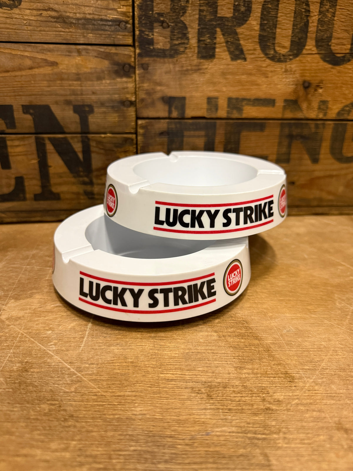 Vintage Lucky Strike kunststof reclameasbak
