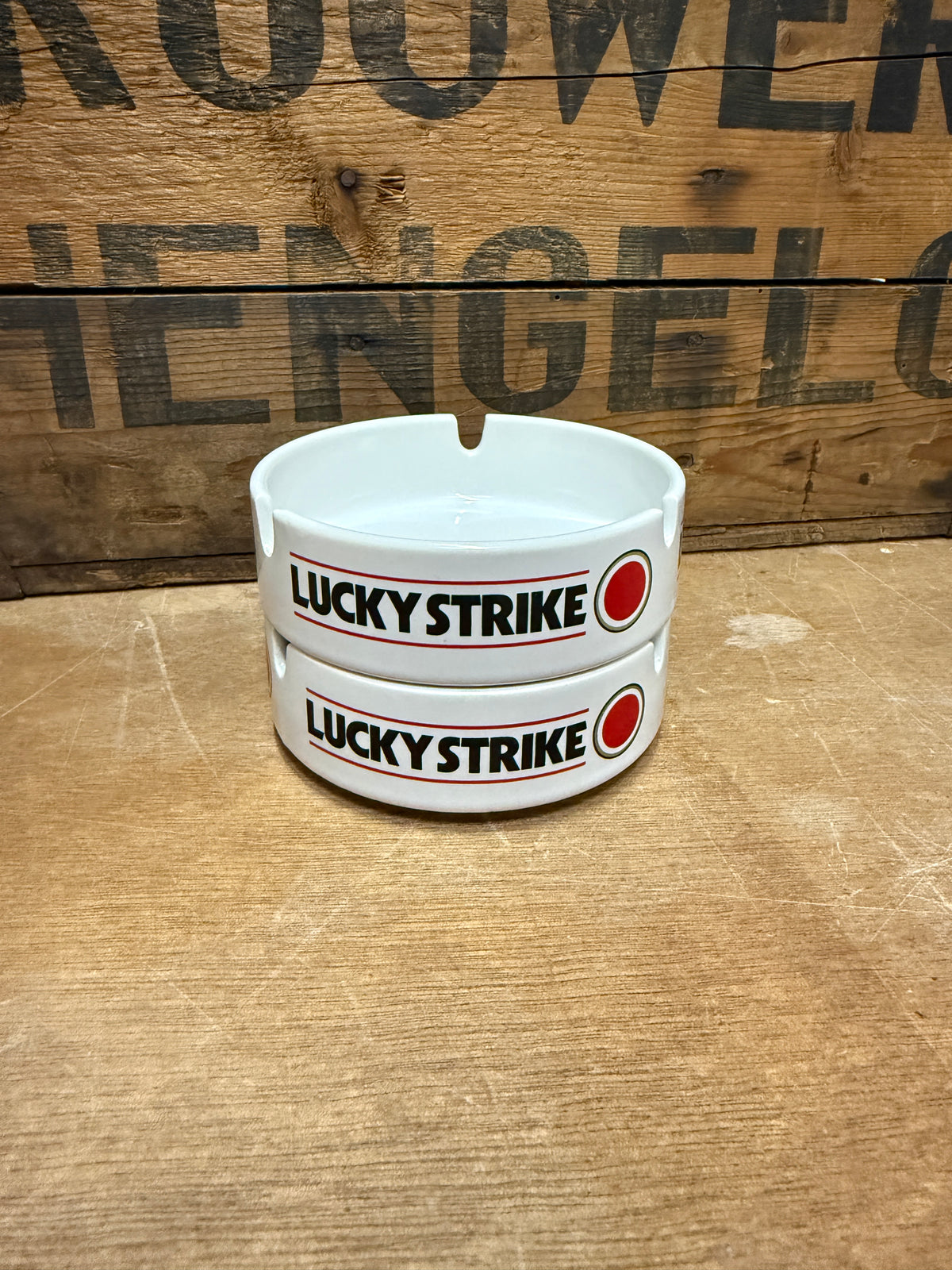 Vintage Lucky Strike reclameasbakken glas en aardewerk