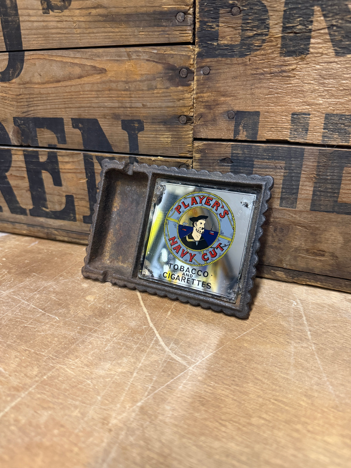 Vintage metalen reclameasbakken met glazen inzet