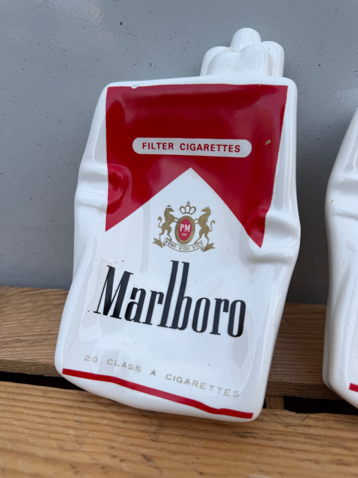 Marlboro pakje reclameasbak met oneffenheden