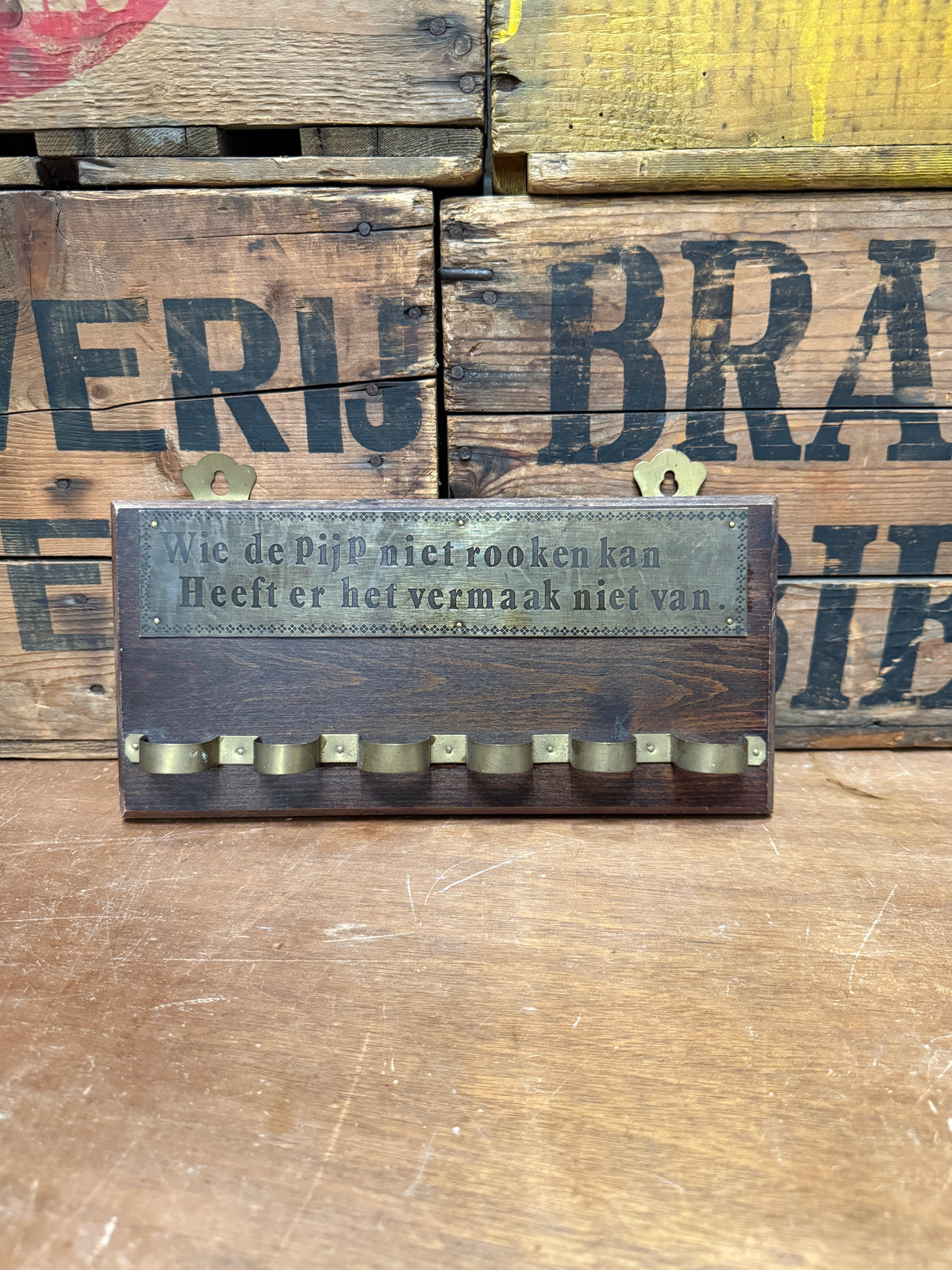 Vintage houten pijpenrek met oude spreuk