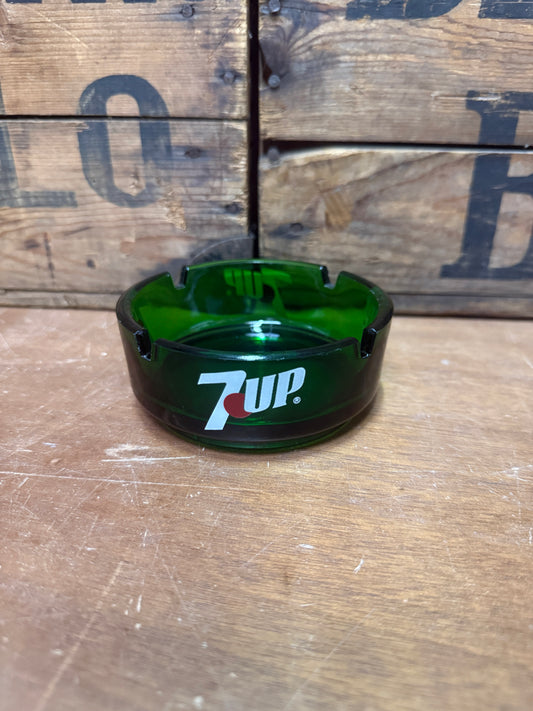 Vintage 7-Up donkergroene glazen reclame asbak