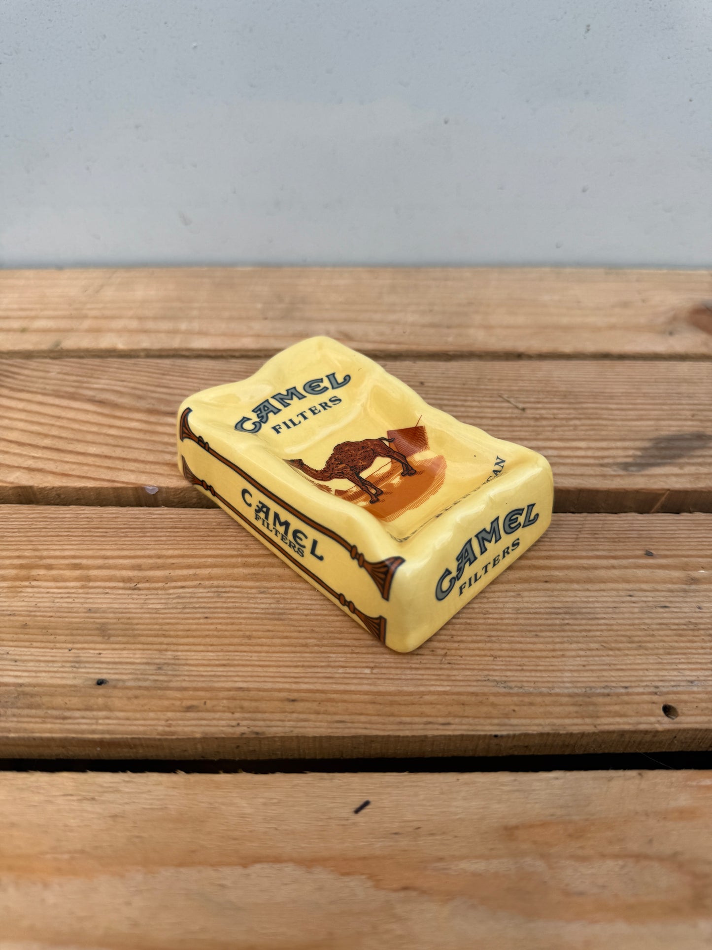 Camel reclame asbak pakvorm lichtgeel