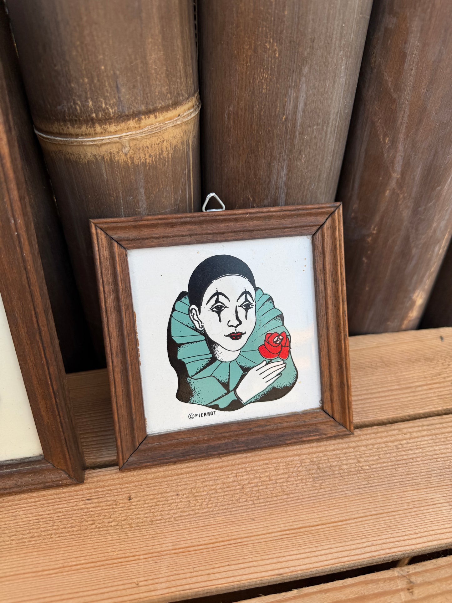 Set 2 vintage Pierrot wandtegels in houten lijst