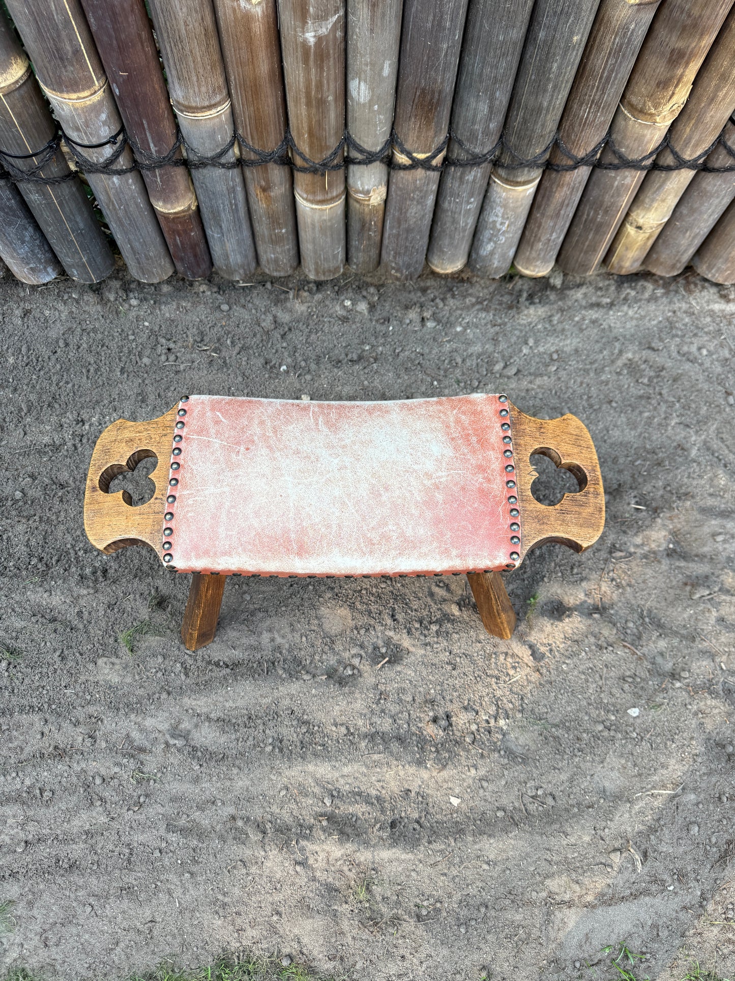 Vintage brutalist krukje hout en rood leer