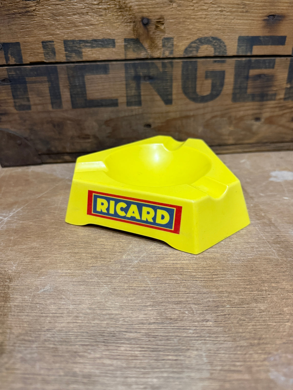 Vintage Ricard Mebel reclameasbak geel