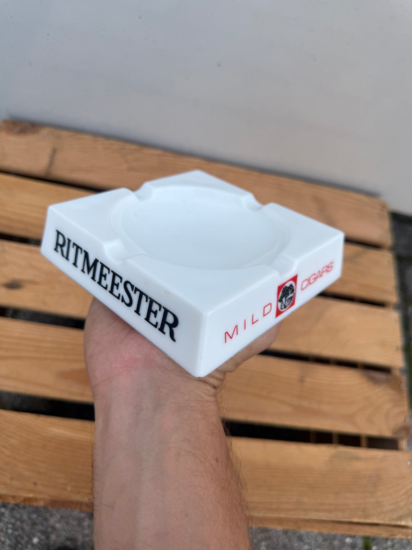 Ritmeester Mild Cigars reclame asbak opaalglas