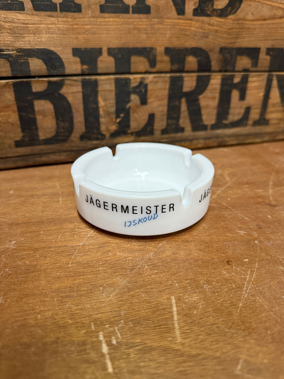 Vintage witte opaalglas reclame asbakken