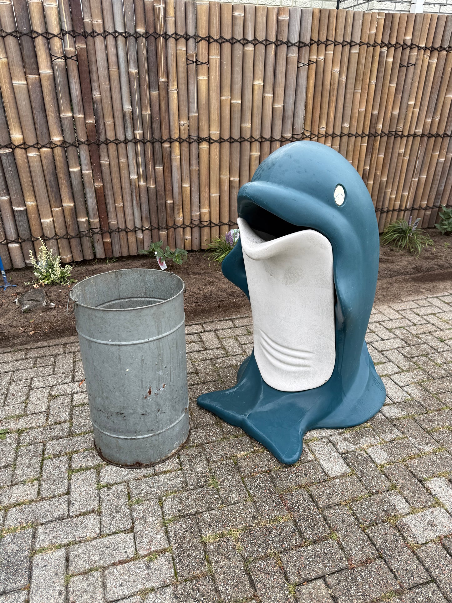 Grote vintage dolfijn afvalbak