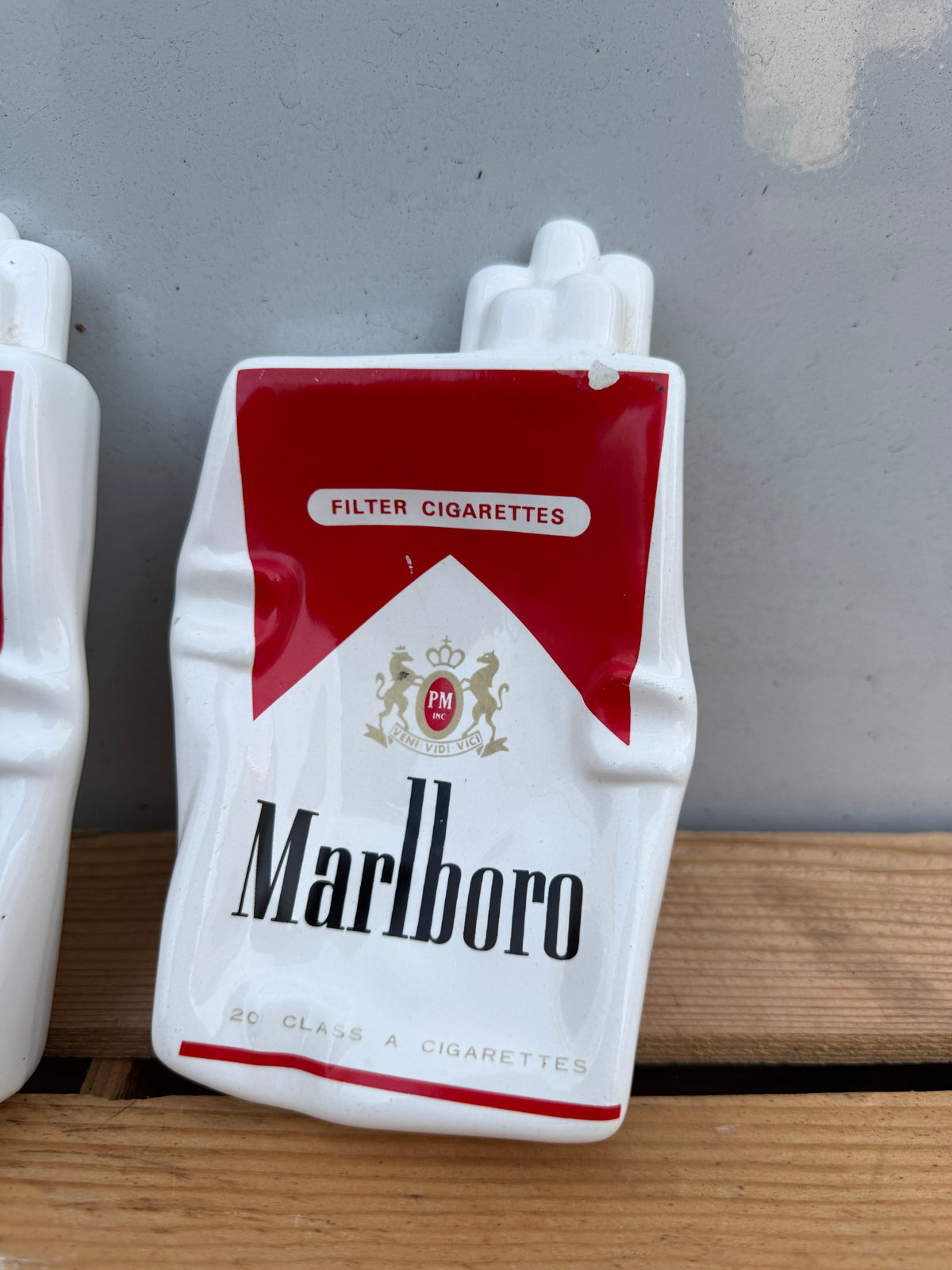Marlboro pakje reclameasbak met oneffenheden