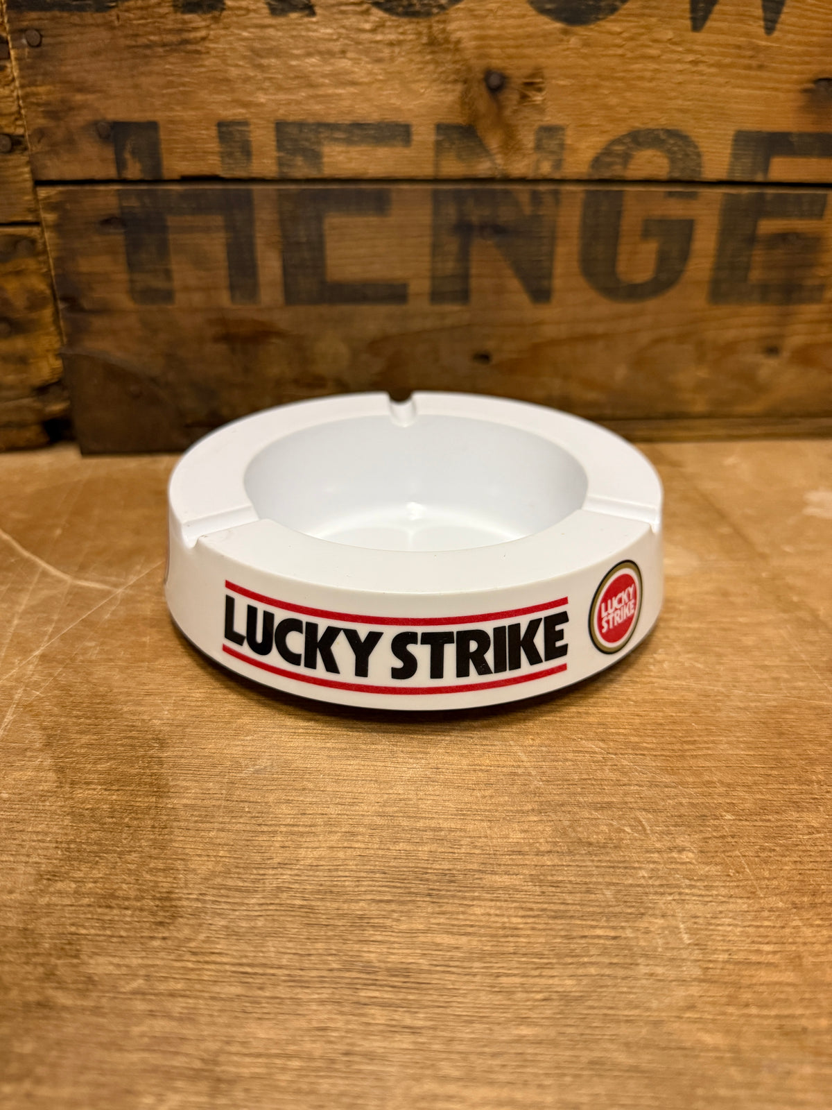 Vintage Lucky Strike kunststof reclameasbak
