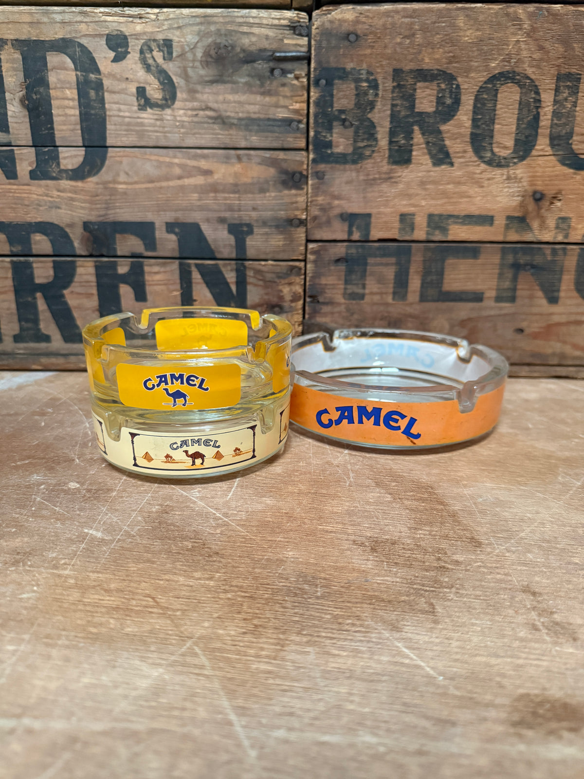Vintage Camel glazen reclameasbakken Made in France