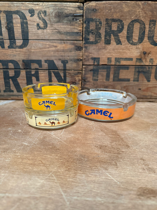 Vintage Camel glazen reclameasbakken Made in France