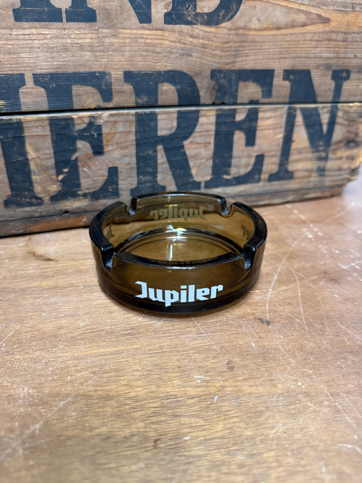 Vintage glazen reclame asbakken donkere kleuren