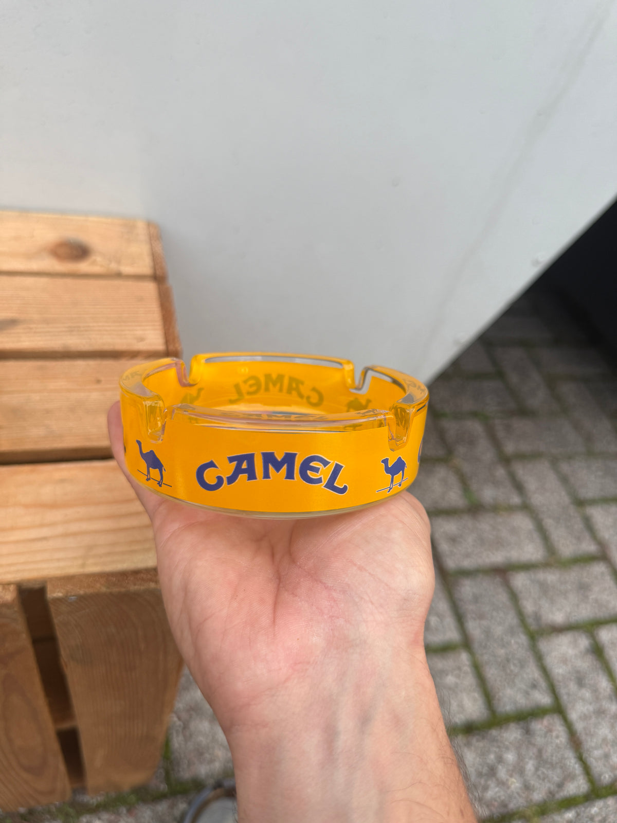 Camel transparante reclameasbak met gele rand