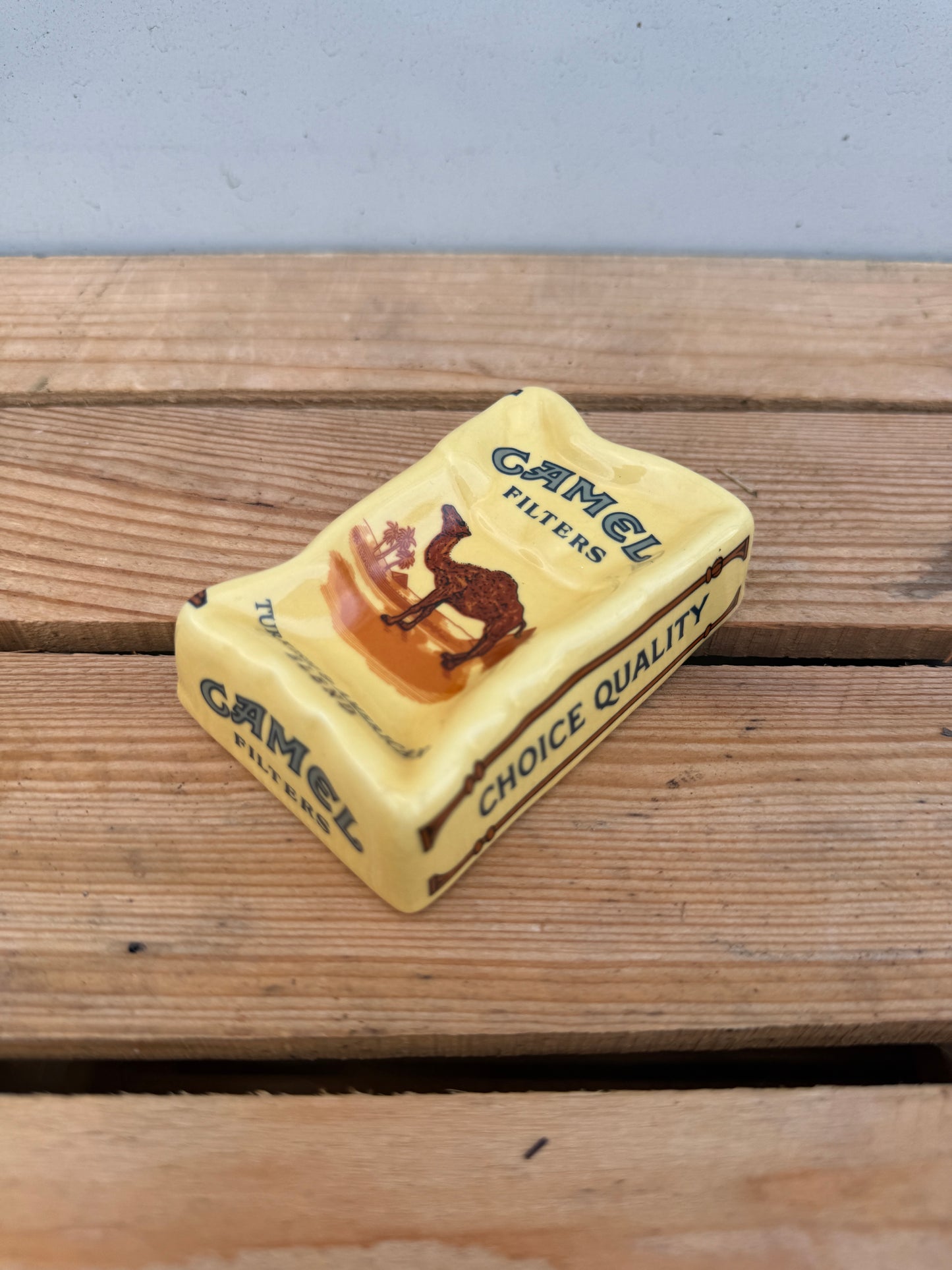 Camel reclame asbak pakvorm lichtgeel
