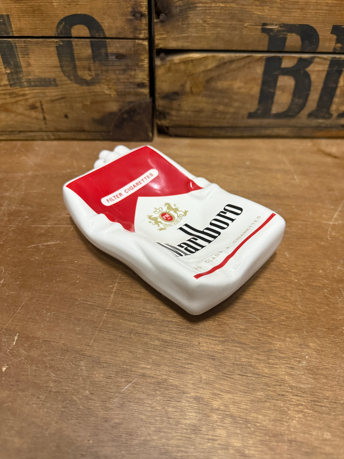 Marlboro verkreukeld pakje reclameasbak