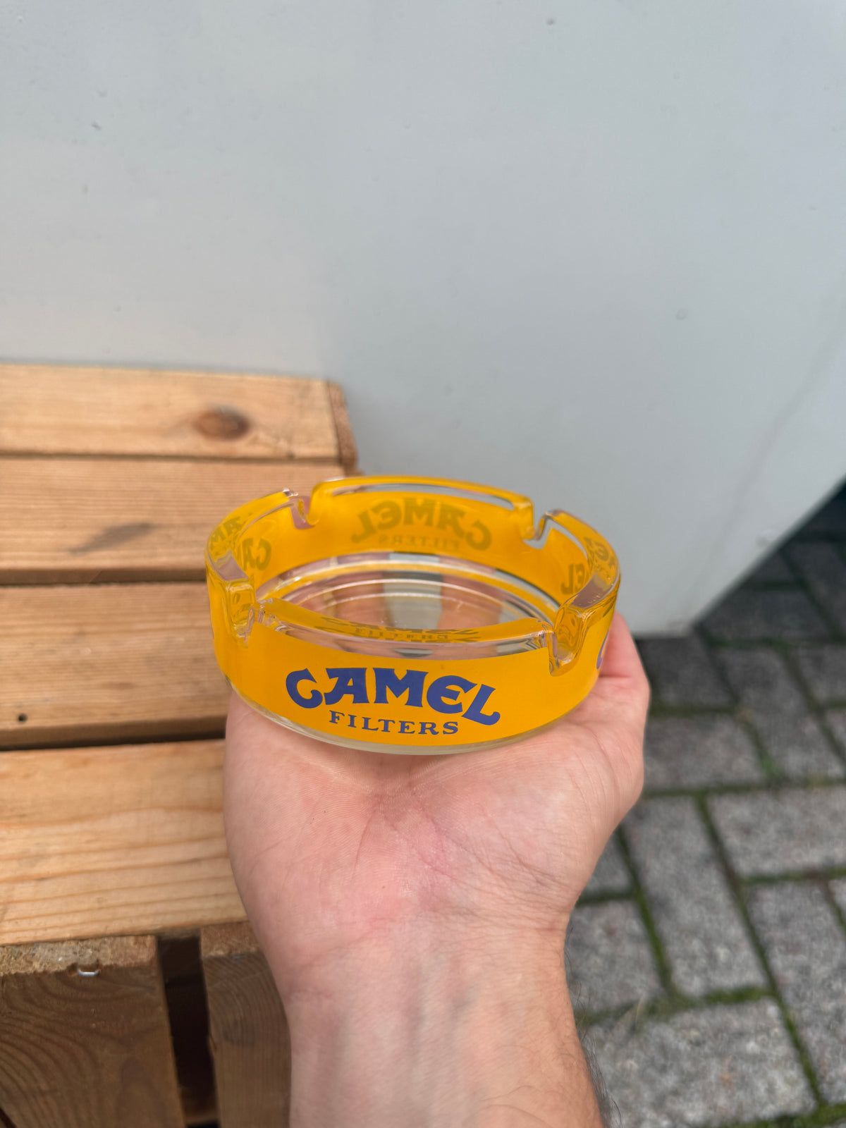 Camel transparante reclameasbak met gele rand