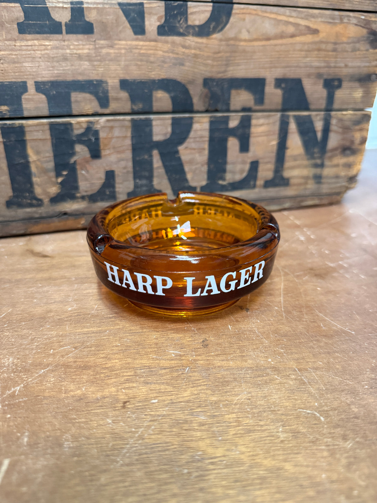 Vintage glazen reclame asbakken donkere kleuren