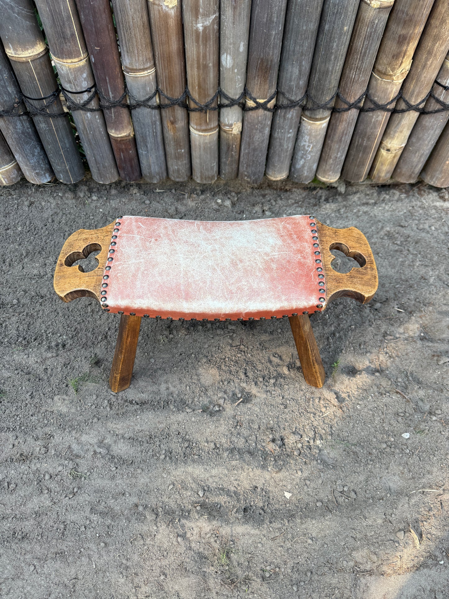 Vintage brutalist krukje hout en rood leer