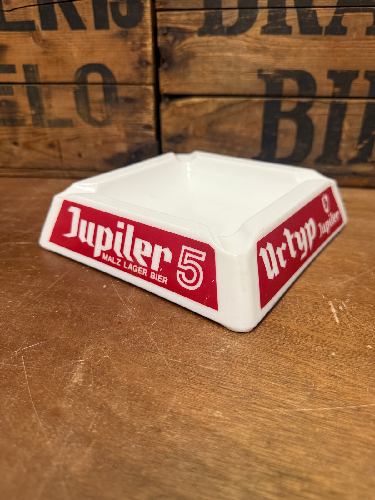Jupiler opaalglazen reclameasbakken