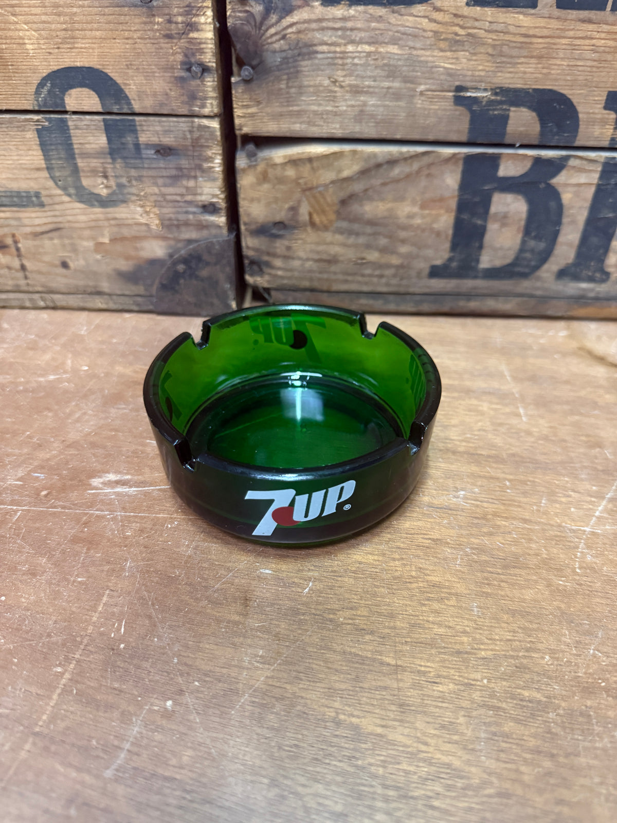 Vintage 7-Up donkergroene glazen reclame asbak