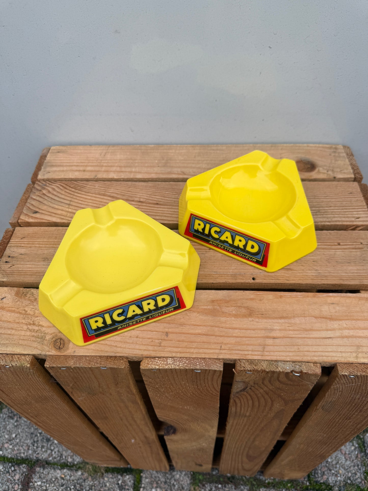 Ricard reclame asbak geel Opalex driehoek