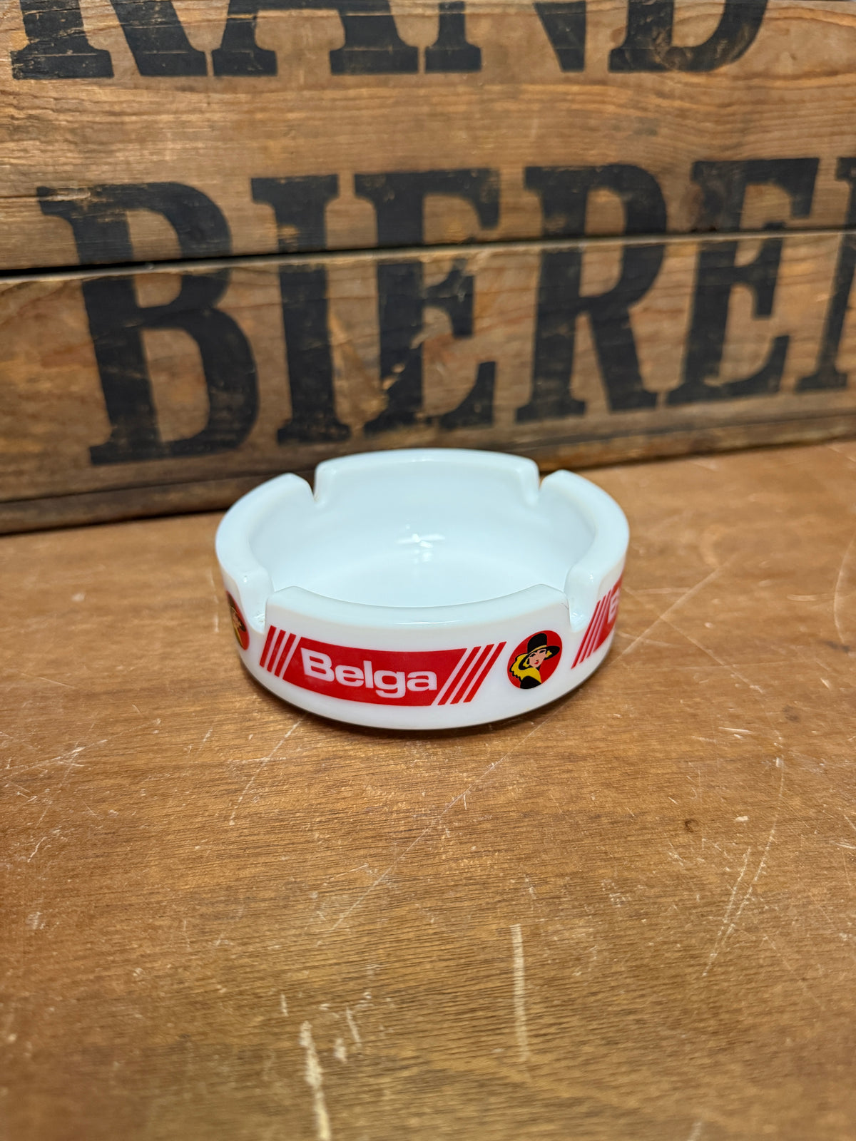 Vintage witte opaalglas reclame asbakken