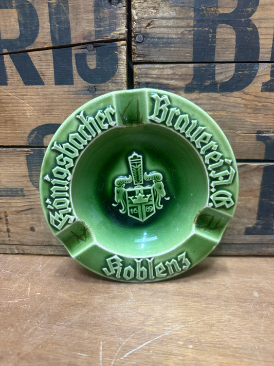Königsbacher groene reclameasbakken